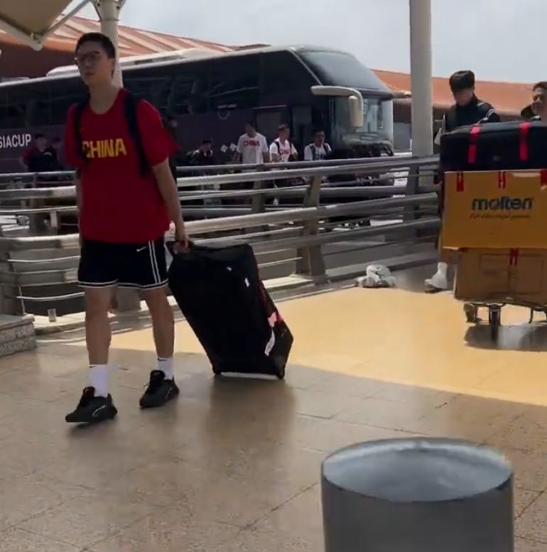 是一脸的疲, 这是时隔十, 篮全队就已