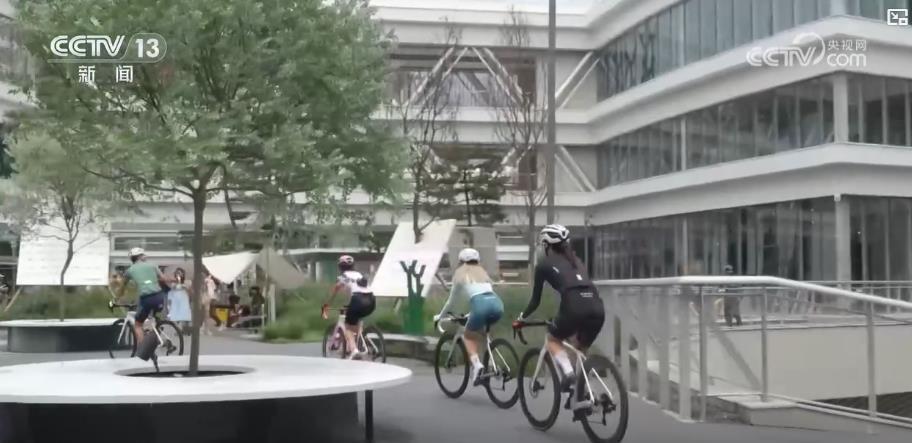 如今, 意带孩子来